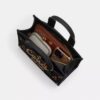 Borsa Tote Disney X Coach Cargo 26 con Topolino in tela di cotone rigenerativo