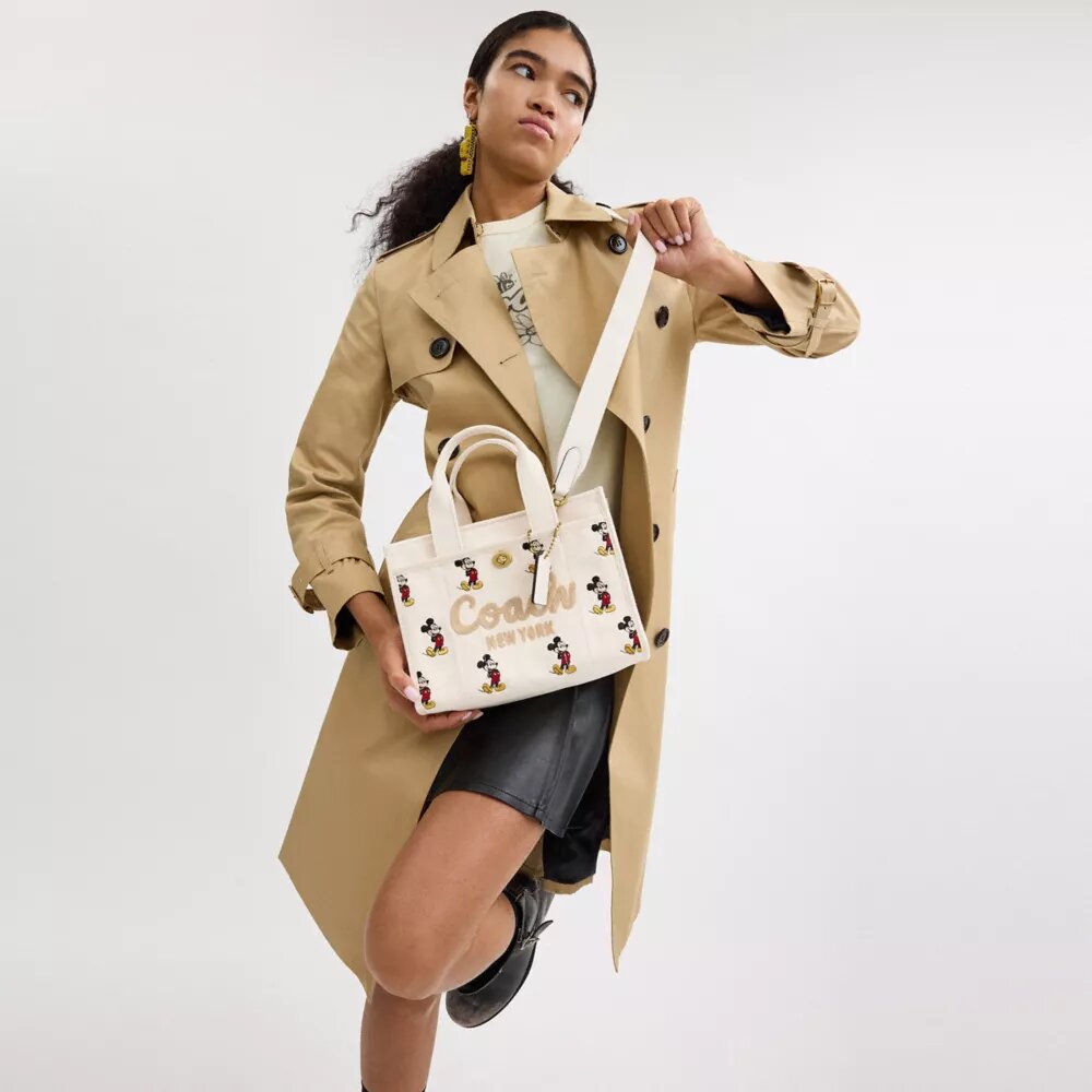 Borsa Tote Disney X Coach Cargo 26 con Topolino in tela di cotone rigenerativo