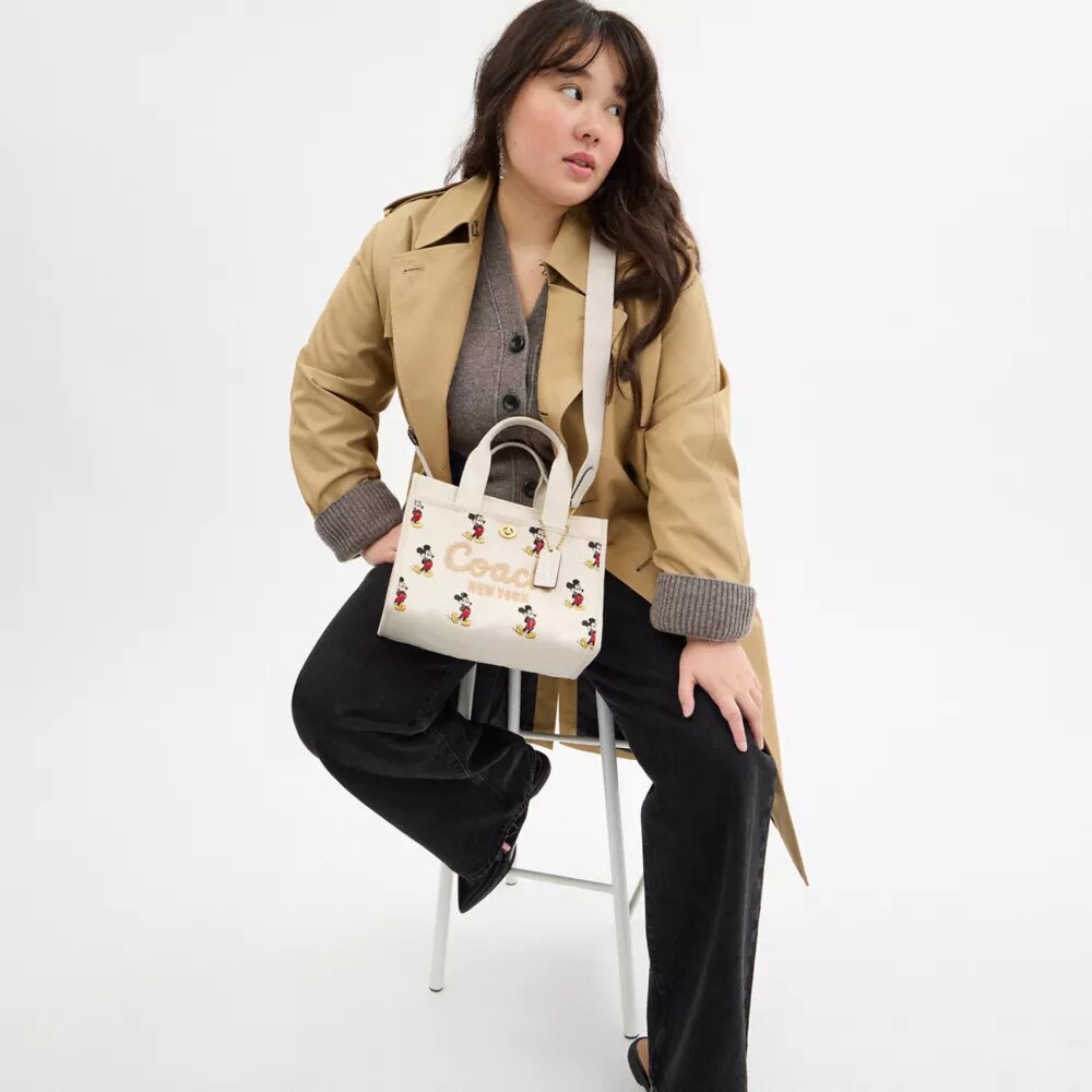 Borsa Tote Disney X Coach Cargo 26 con Topolino in tela di cotone rigenerativo