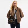 Borsa Tote Disney X Coach Cargo 26 con Topolino in tela di cotone rigenerativo