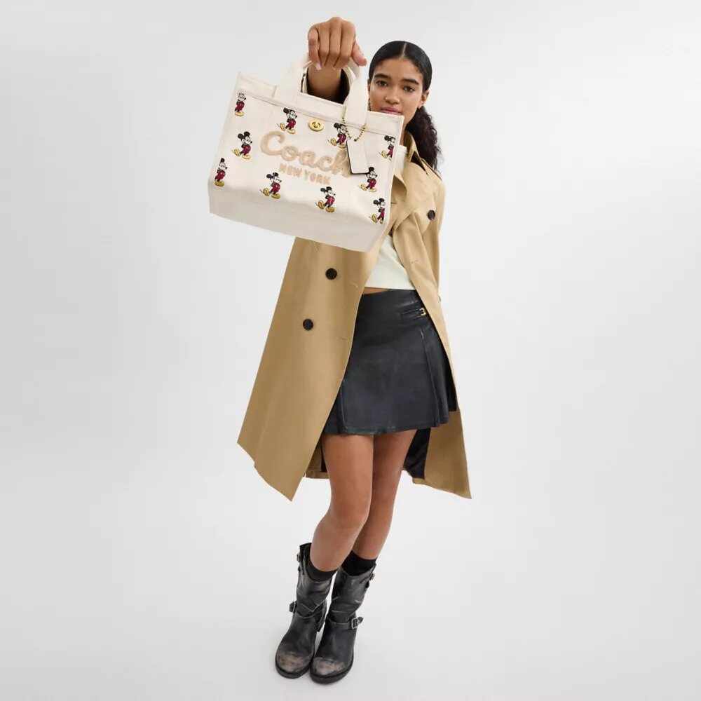 Borsa Tote Disney X Coach Cargo 26 con Topolino in tela di cotone rigenerativo