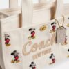 Borsa Tote Disney X Coach Cargo 26 con Topolino in tela di cotone rigenerativo