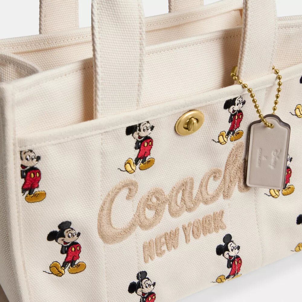 Borsa Tote Disney X Coach Cargo 26 con Topolino in tela di cotone rigenerativo