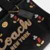 Borsa Tote Disney X Coach Cargo 26 con Topolino in tela di cotone rigenerativo