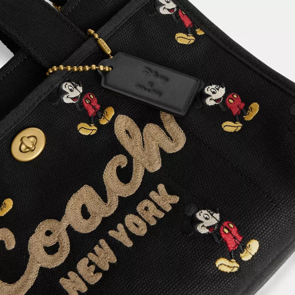 Borsa Tote Disney X Coach Cargo 26 con Topolino in tela di cotone rigenerativo