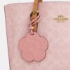 Borsa Tote Mollie da 25 in Signature Canvas con ciondoli