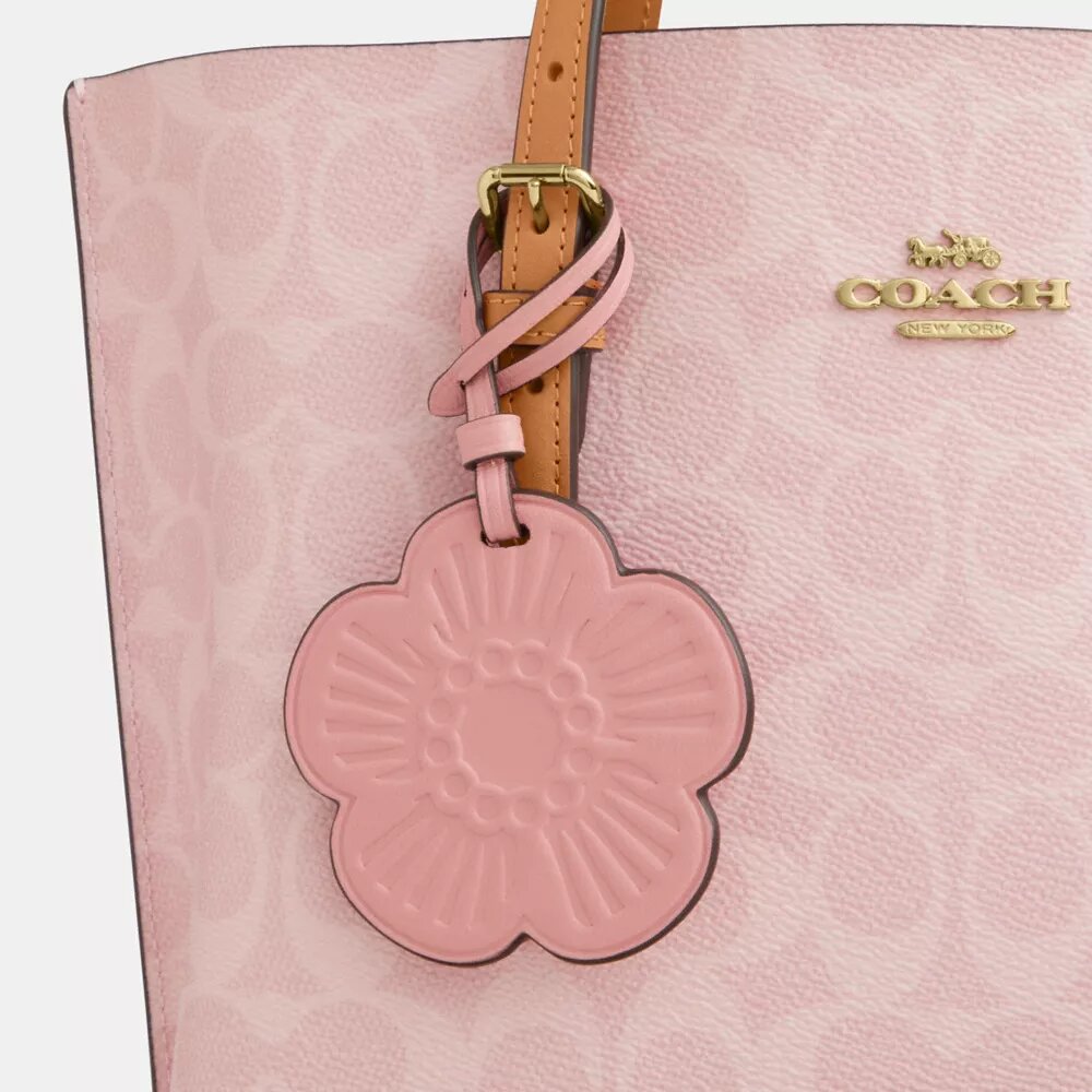 Borsa Tote Mollie da 25 in Signature Canvas con ciondoli