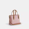 Borsa Tote Mollie da 25 in Signature Canvas con ciondoli