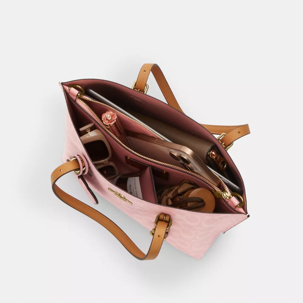 Borsa Tote Mollie da 25 in Signature Canvas con ciondoli