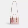 Borsa Tote Mollie da 25 in Signature Canvas con ciondoli