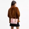 Borsa Tote Mollie da 25 in Signature Canvas con ciondoli