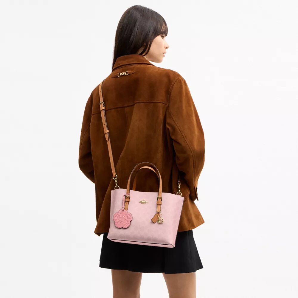 Borsa Tote Mollie da 25 in Signature Canvas con ciondoli