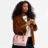 Borsa Tote Mollie da 25 in Signature Canvas con ciondoli