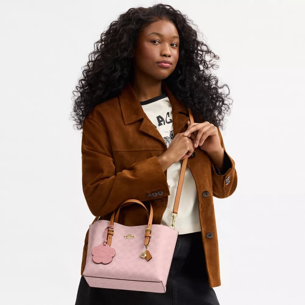 Borsa Tote Mollie da 25 in Signature Canvas con ciondoli