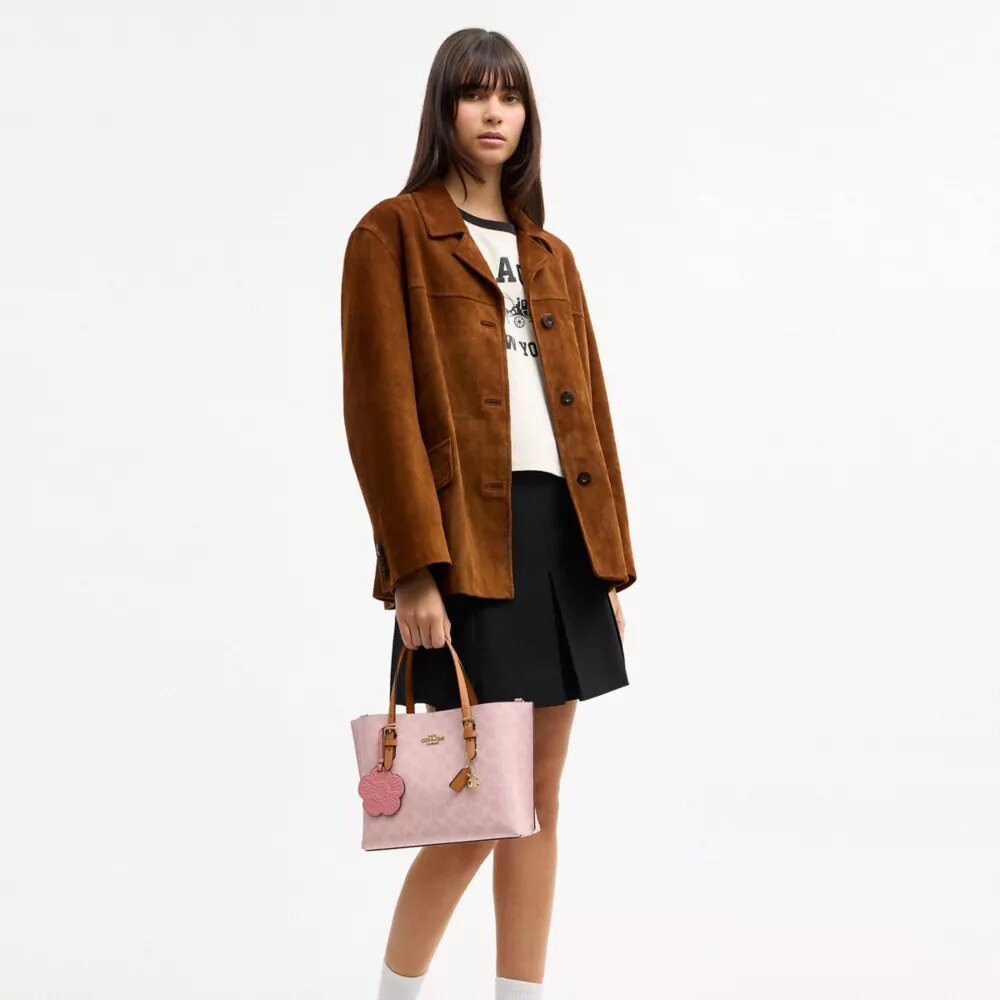 Borsa Tote Mollie da 25 in Signature Canvas con ciondoli