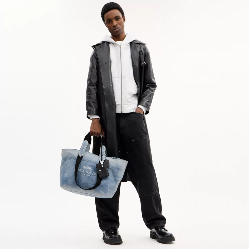 Borsa Tote "Small Tour" in denim "Loved" con ciondoli