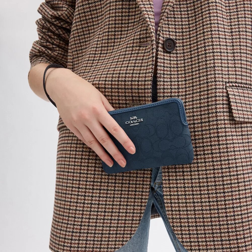 Borsello da polso con cerniera angolare in jacquard Signature