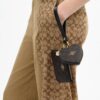 Borsello da polso e pochette a forma di cuore in Signature Canvas con ciondolo