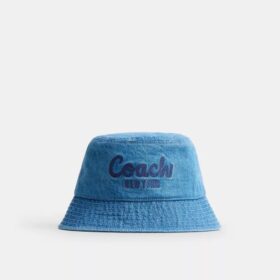 Cappello a secchiello in denim con ricamo “Coach Script”