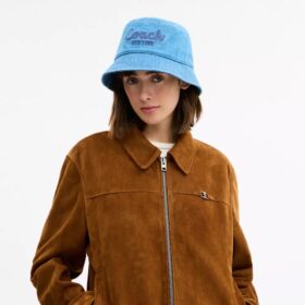 Cappello a secchiello in denim con ricamo “Coach Script”