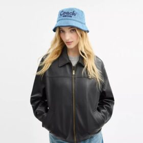 Cappello a secchiello in denim con ricamo “Coach Script”