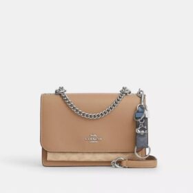 Ciondolo per borsa con chiusura a scatto in Signature Canvas con ciondolo