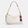 Ciondolo per borsa con chiusura a scatto in Signature Canvas con ciondolo