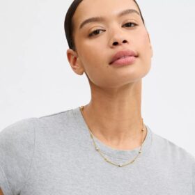 Collana con perle a forma di C scolpite