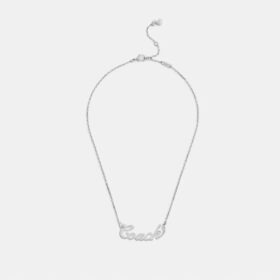 Collana con targhetta in stile Coach Script