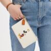 Piccolo borsello da polso Disney X Coach Essential in pelle rigenerativa con Topolino