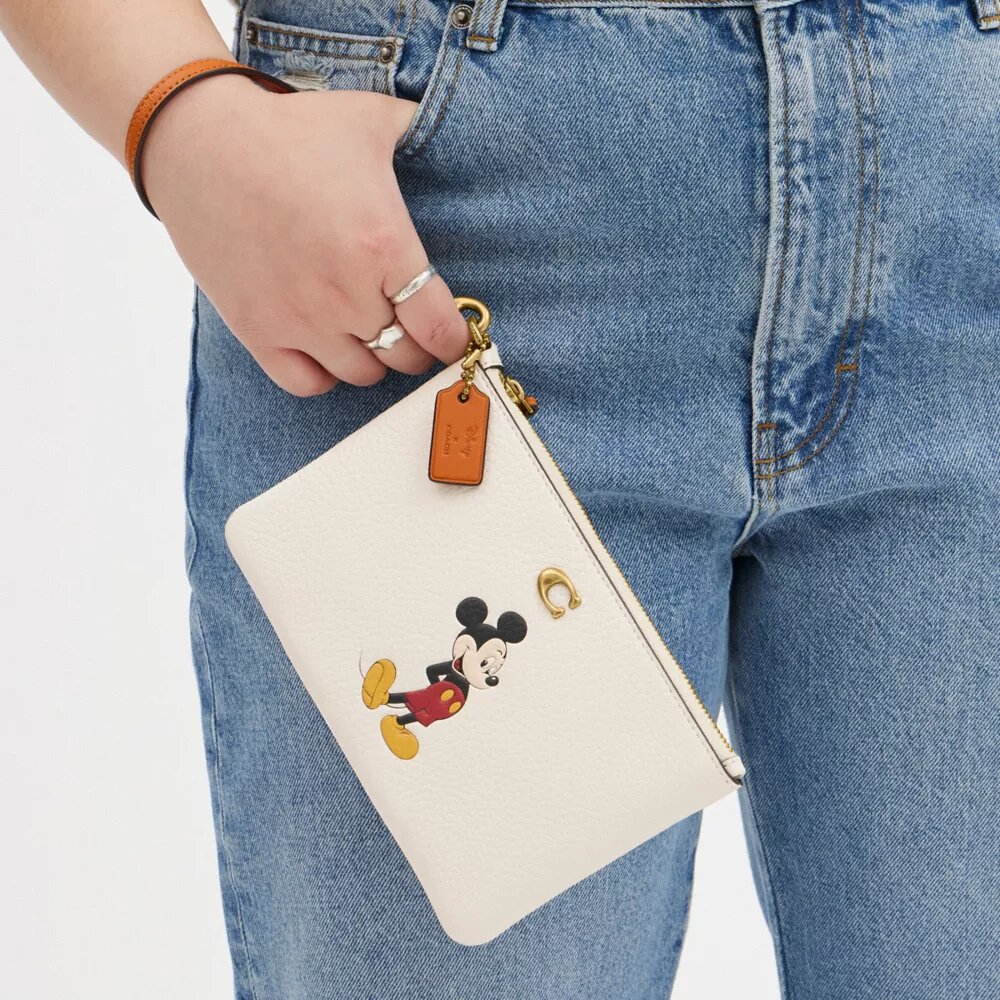 Piccolo borsello da polso Disney X Coach Essential in pelle rigenerativa con Topolino