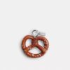 Piccolo ciondolo a forma di pretzel per scarpe