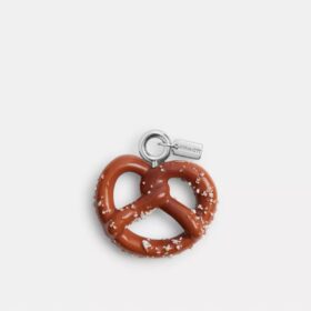 Piccolo ciondolo a forma di pretzel per scarpe