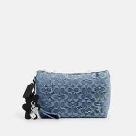 Pochette in denim "Loved" con ciondoli