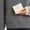 Portafoglio con chiusura a scatto, stampa floreale e ciondoli