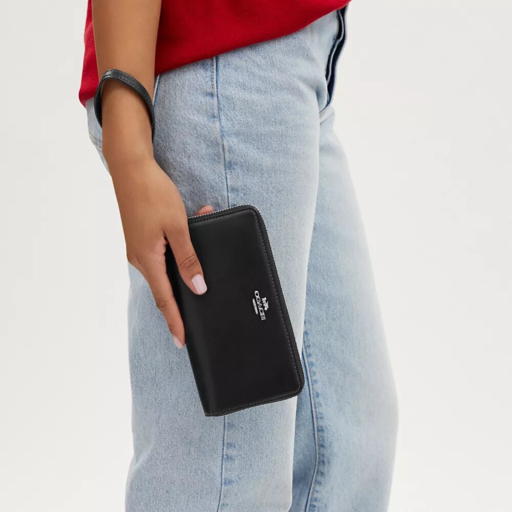 Portafoglio lungo con chiusura a zip perimetrale