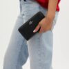 Portafoglio lungo con chiusura a zip perimetrale