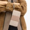 Portafoglio lungo con chiusura a zip perimetrale in Signature Canvas a righe