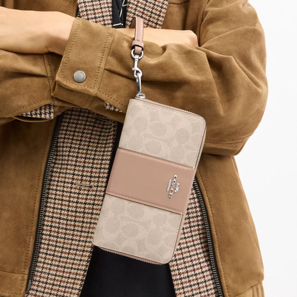 Portafoglio lungo con chiusura a zip perimetrale in Signature Canvas a righe