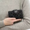Portafoglio medio con cerniera angolare in denim esclusivo
