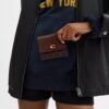 Portafoglio Mila Small con patta in Signature Canvas