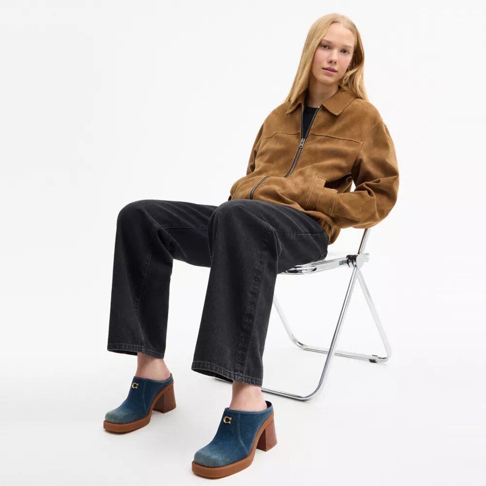 Sabot con tacco e logo C scolpito in denim "Loved"