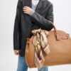 Sciarpa quadrata in seta con stampa “Stacked Tabby Bags”