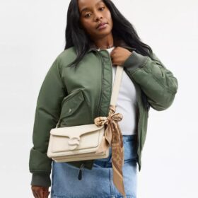 Sciarpa sottile in seta con stampa “Stacked Tabby Bags”