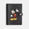 Taccuino Disney X Coach in pelle rigenerativa con Topolino