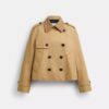 Trench corto con colletto caratteristico