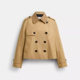 Trench corto con colletto caratteristico