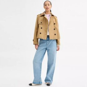 Trench corto con colletto caratteristico