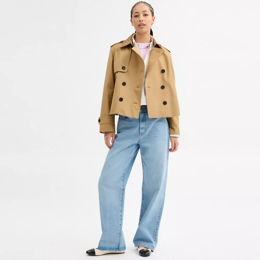 Trench corto con colletto caratteristico