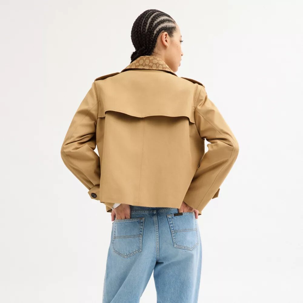Trench corto con colletto caratteristico